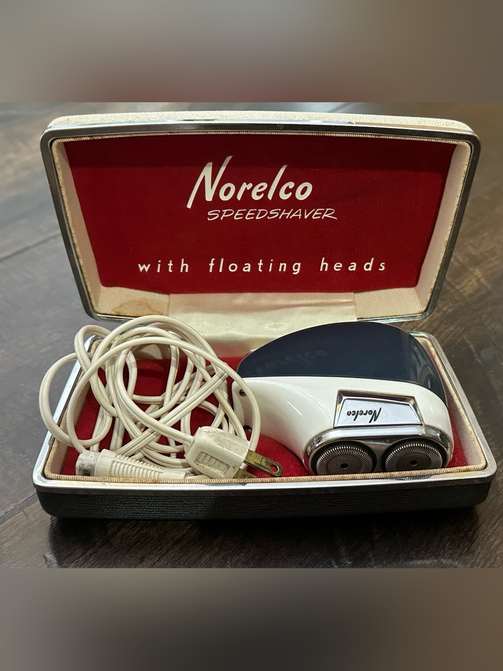 1960’s Norelco Speedshaver Electric Razor with original hard case WORKS!